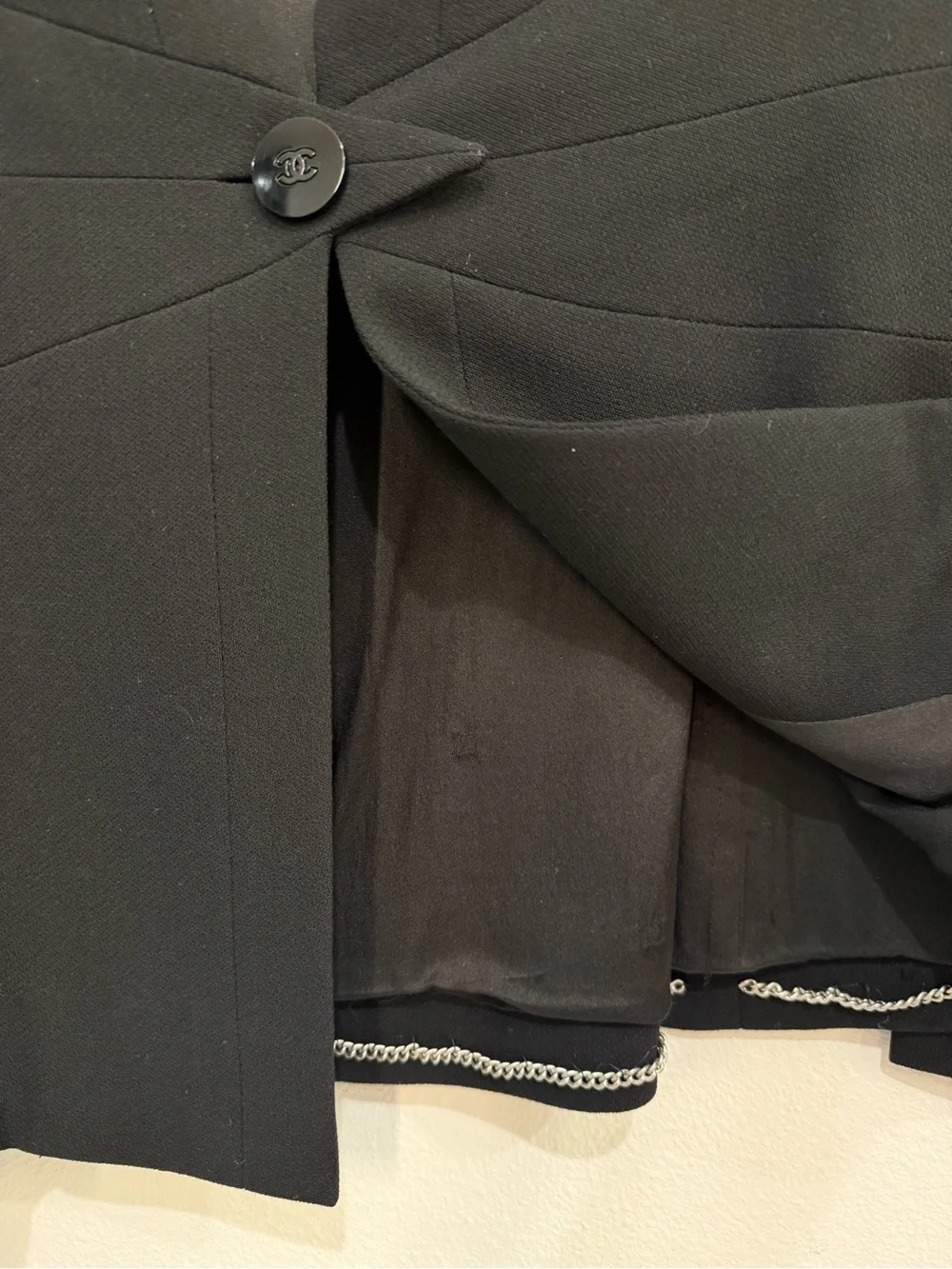 Stunning vintage CHANEL Black Tailored Women's blazer and skirt suit set